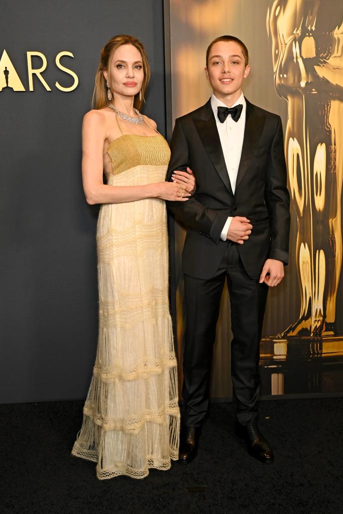Jolie dan Knox di red carpet Governors Awards 2024 (Foto: Getty Images)