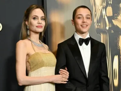 Angelina Jolie dan Knox saat tampil di red carpet (Foto: Getty Images)