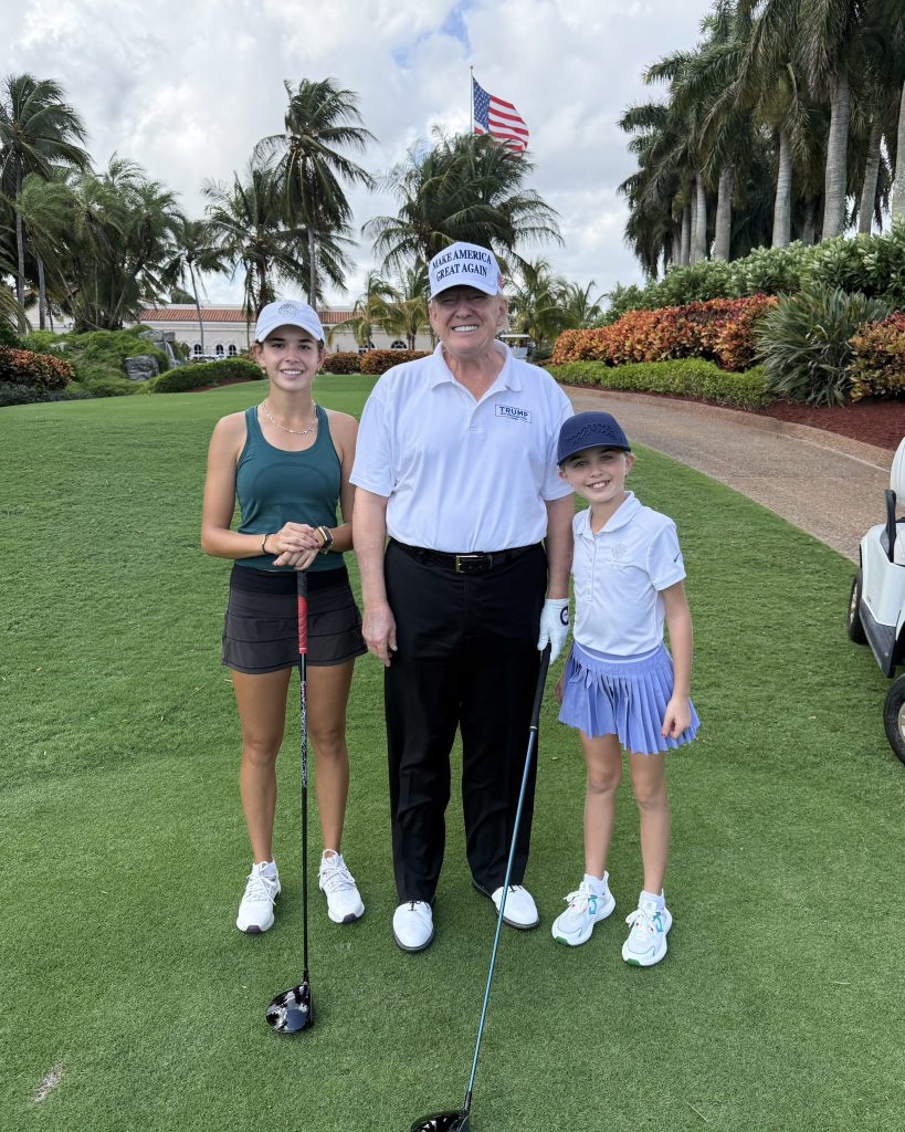 Trump bersama dua cucunya (Foto: X/KaiTrumpGolfs)