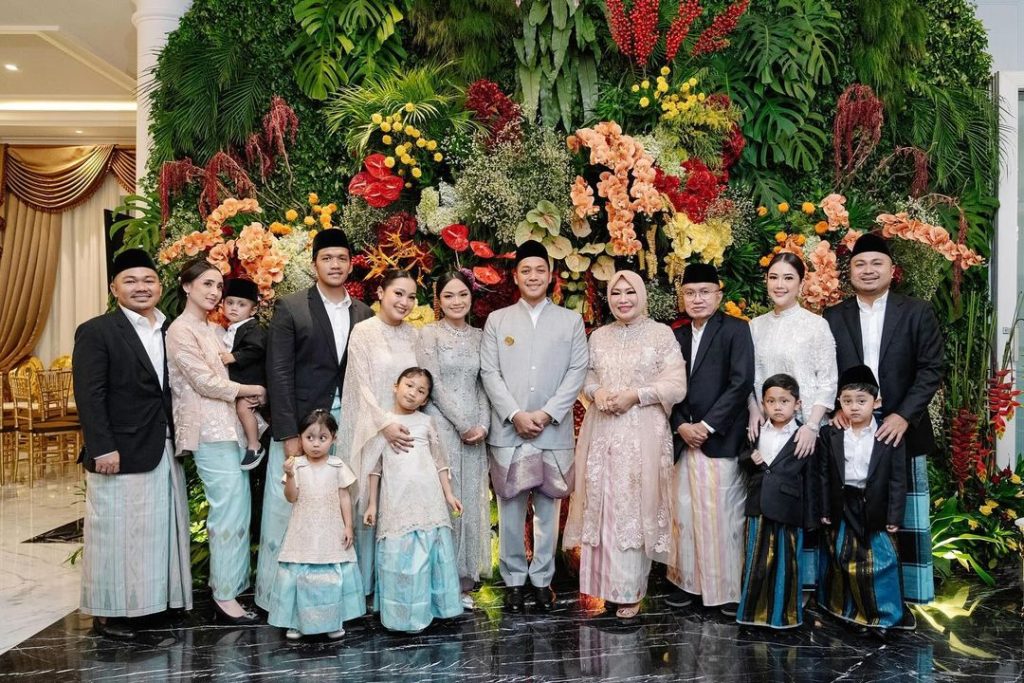 Potret Rasyid Rajasa saat berfoto dengan keluarga Tamara Kalla (Foto: Instagram/afiekalla)