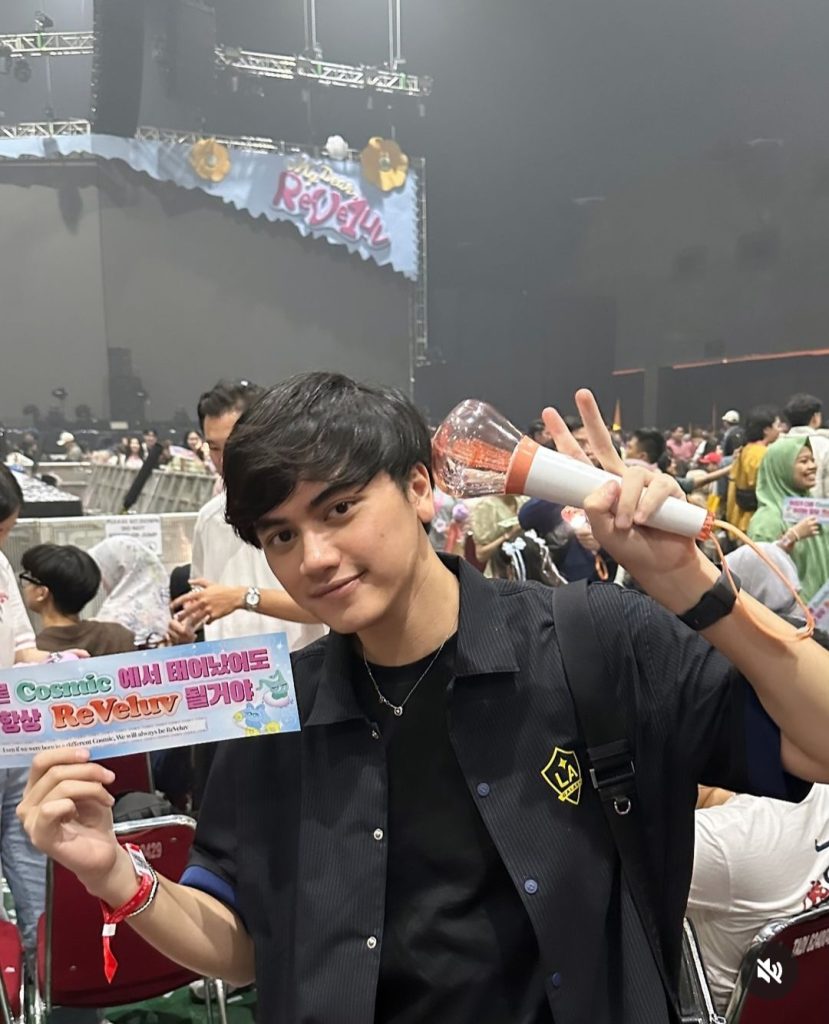 Naufal saat datang ke konser Kpop (Foto: Instagram/naufalazharr)