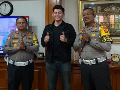 Aktor Lachlan Gibson mendatangi Ditlantas Polda Metro Jaya setelah memviralkan tindakan arogan oknum polisi (Foto: Instagram/lachlangibs)