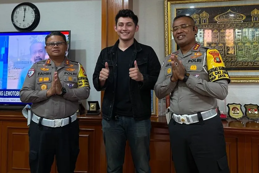 Viralkan Polisi Arogan, Lachlan Gibson Datangi Polda Metro Jaya