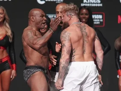 Mike Tyson saat menampar Jake Paul menjelang pertarungan tinju kelas berat di Irving, Texas. Foto : AP/Julio Cortez