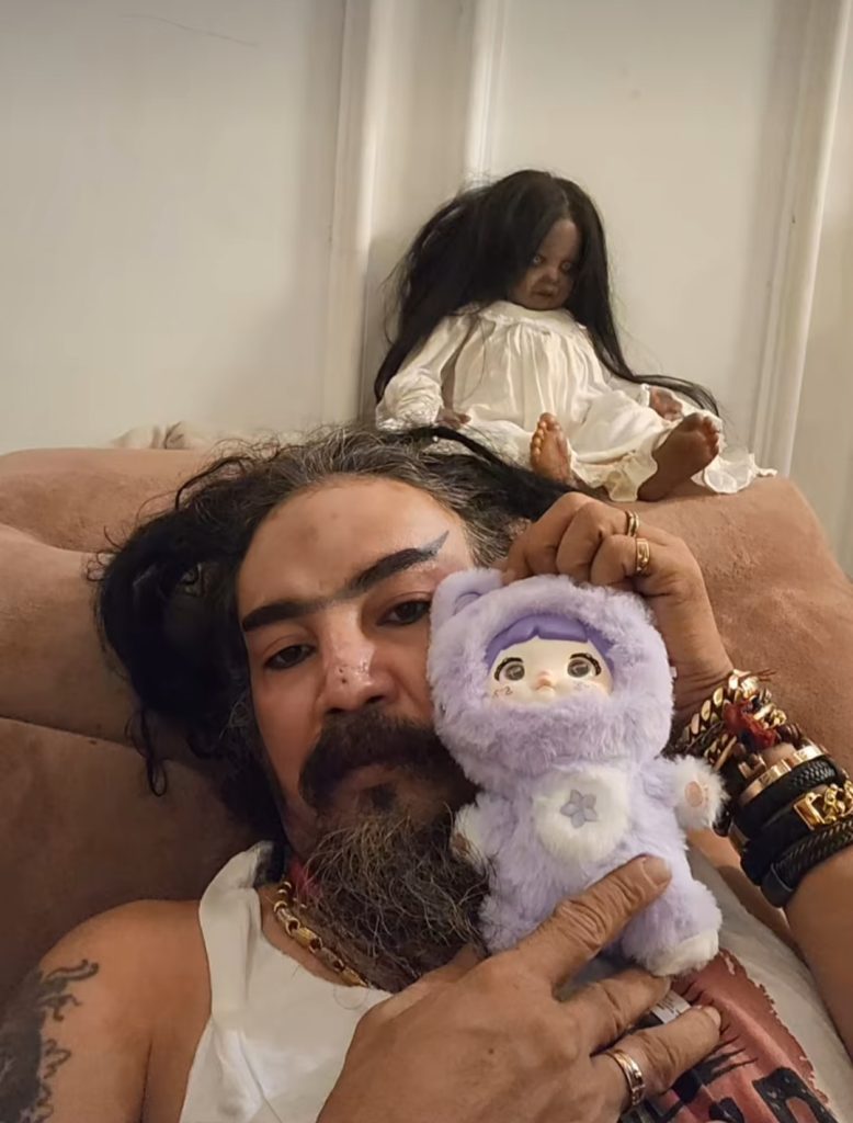 Limbad bagikan foto bersama boneka Labubu (Foto: Instagram/limbadindonesia)