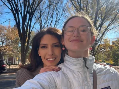 Adik Jennifer Lopez, Lynda, saat menemui keponakan tirinya, Violet Affleck (Foto: Instagram/lyndalopez08)