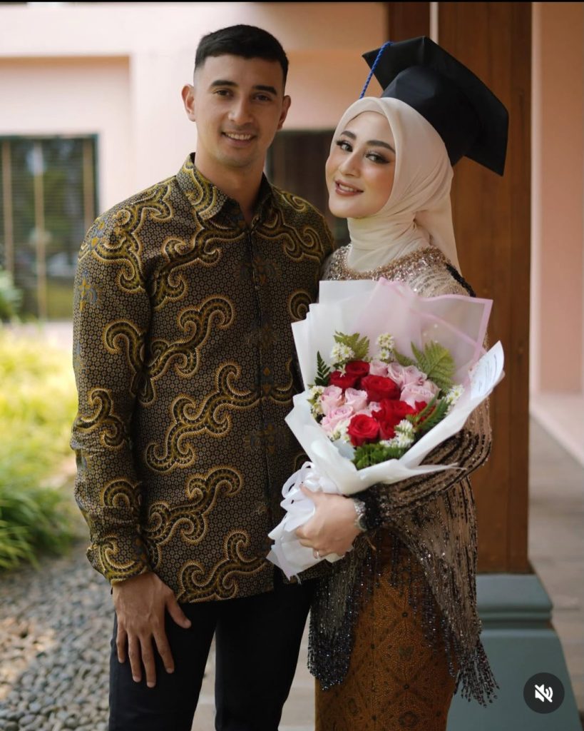 Baru saja memperoleh sarjana hukum (Foto: Instagram/marginw)