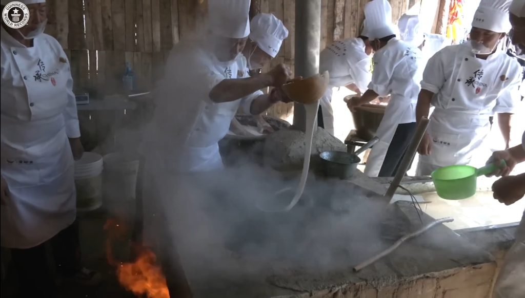 Proses pembuatan adonan (Foto: YouTube/Guinness World Records)
