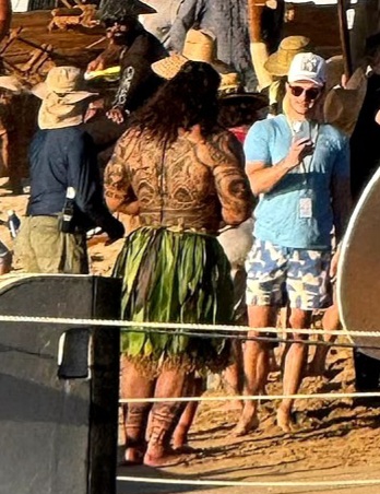 Tampak belakang resleting bodysuit Maui (Foto: BACKGRID)