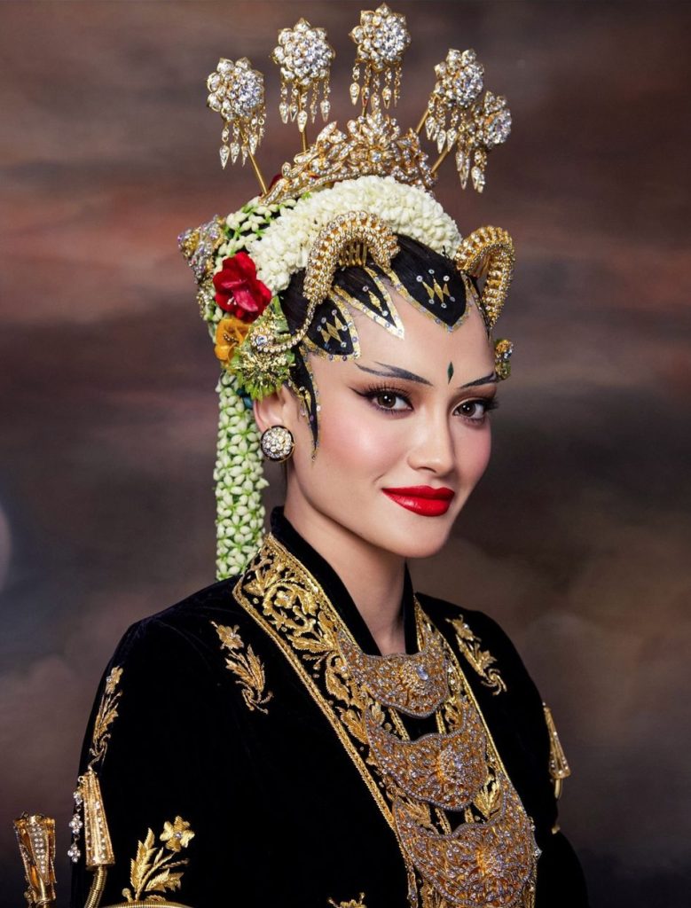 Potret Natasya Adnan dengan baju pengantin Pas Ageng Jangan Menir (Foto: Instagram/mozawahyu)