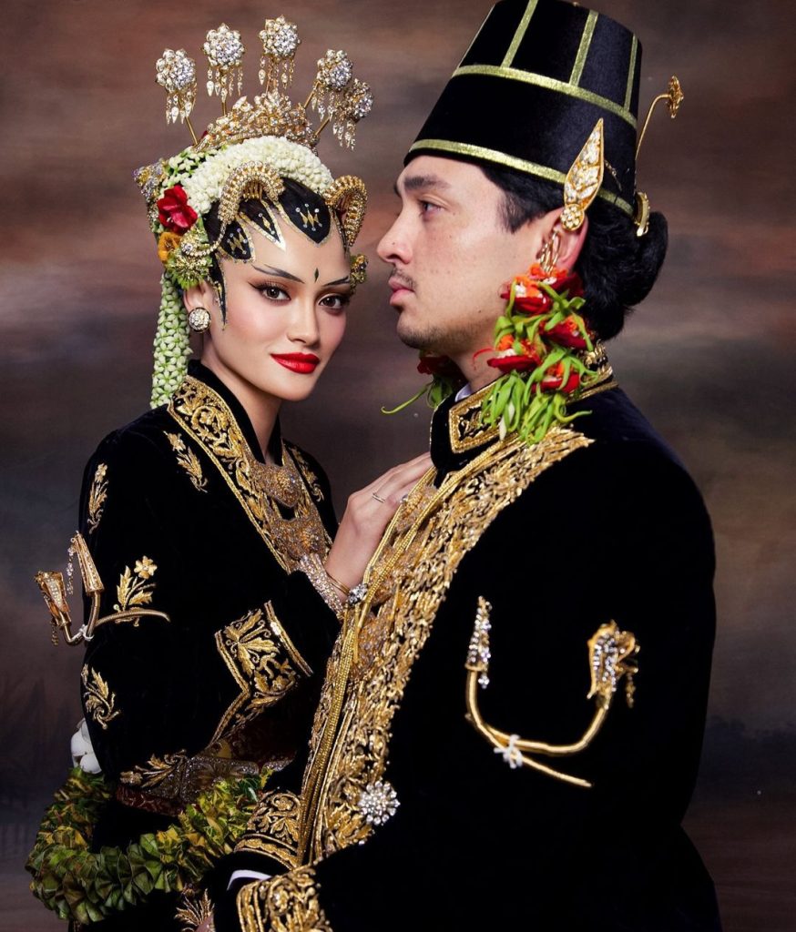 Potret pengantin dengan adat Yogyakarta Paes Ageng Jangan Menir (Foto: Instagram/mozawahyu)