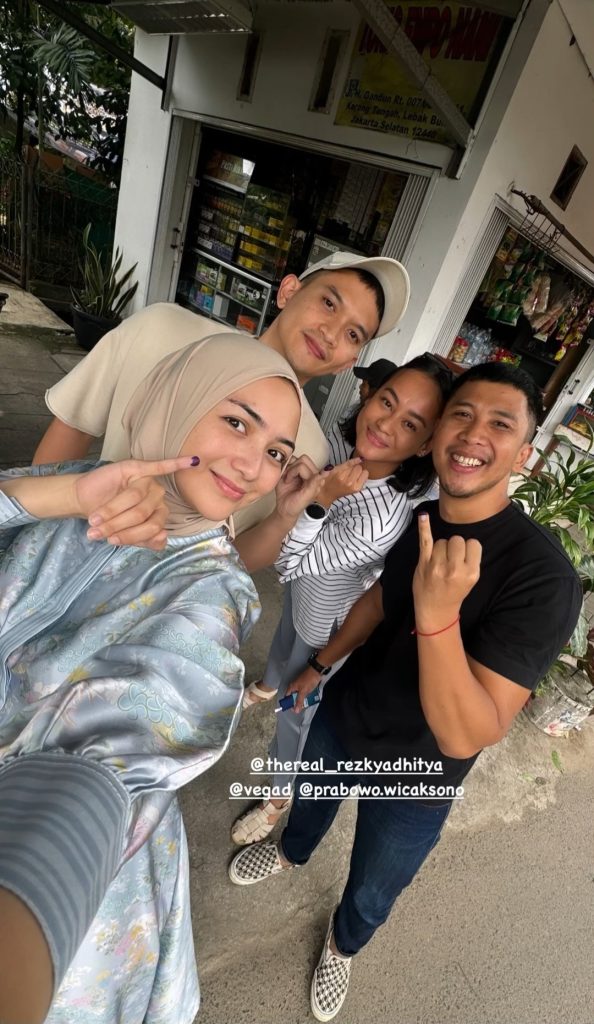 Gaya Citra Kirana (depan) dan Rezky Aditya (pakai topi) (Foto: Instagram/citraciki)