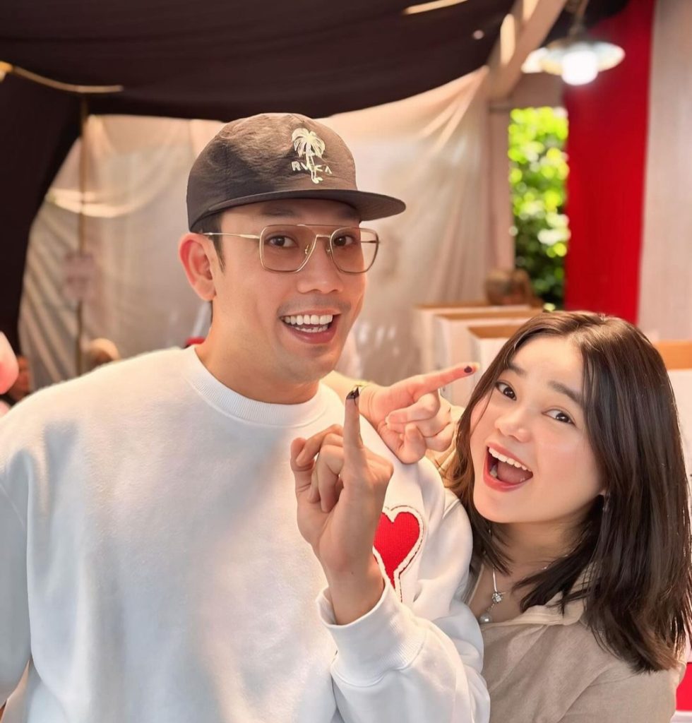 Artis ikut nyoblos dalam pilkada (Foto: Instagram/sumargodenny)