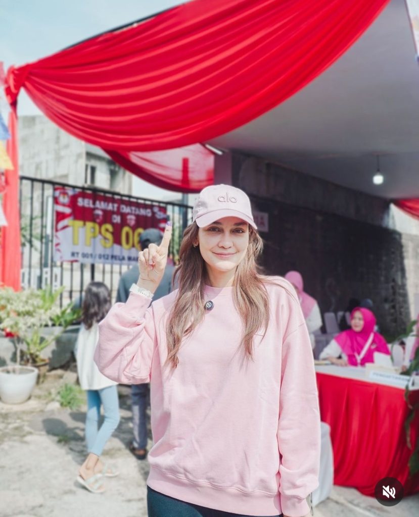 Luna Maya tampil kasual (Foto: Instagram/lunamaya)