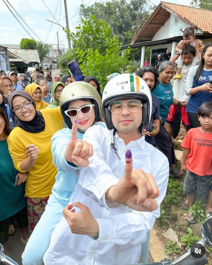 Raffi Ahmad dan Nagita Slavina naik vespa ke TPS (Foto: Instagram/raffinagita1717)