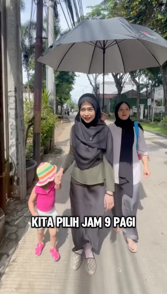 Ria Ricis bawa Moana ke TPS (Foto: Instagram/riaricis1795)