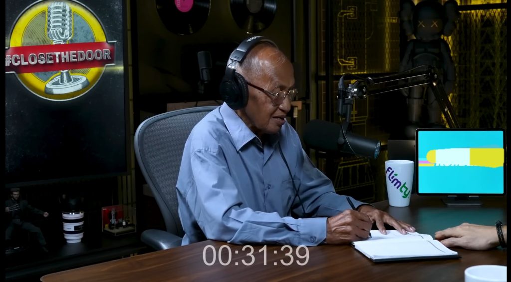 Pak Melan tetap semangat mengajar meski sudah sepuh (Foto: YouTube/Deddy Corbuzier)