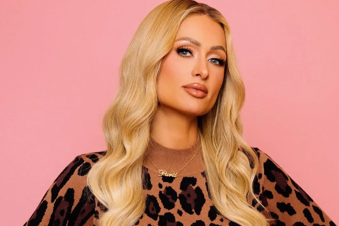 Paris Hilton Dihujat Fans karena Bantah Lakukan Botox Wajah