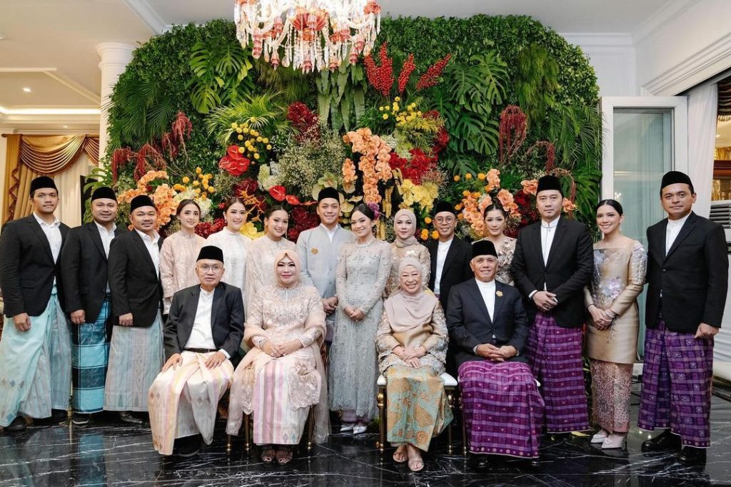 Potret dua keluarga saat acara pertunangan (Foto: Instagram/rasyidrajasa)