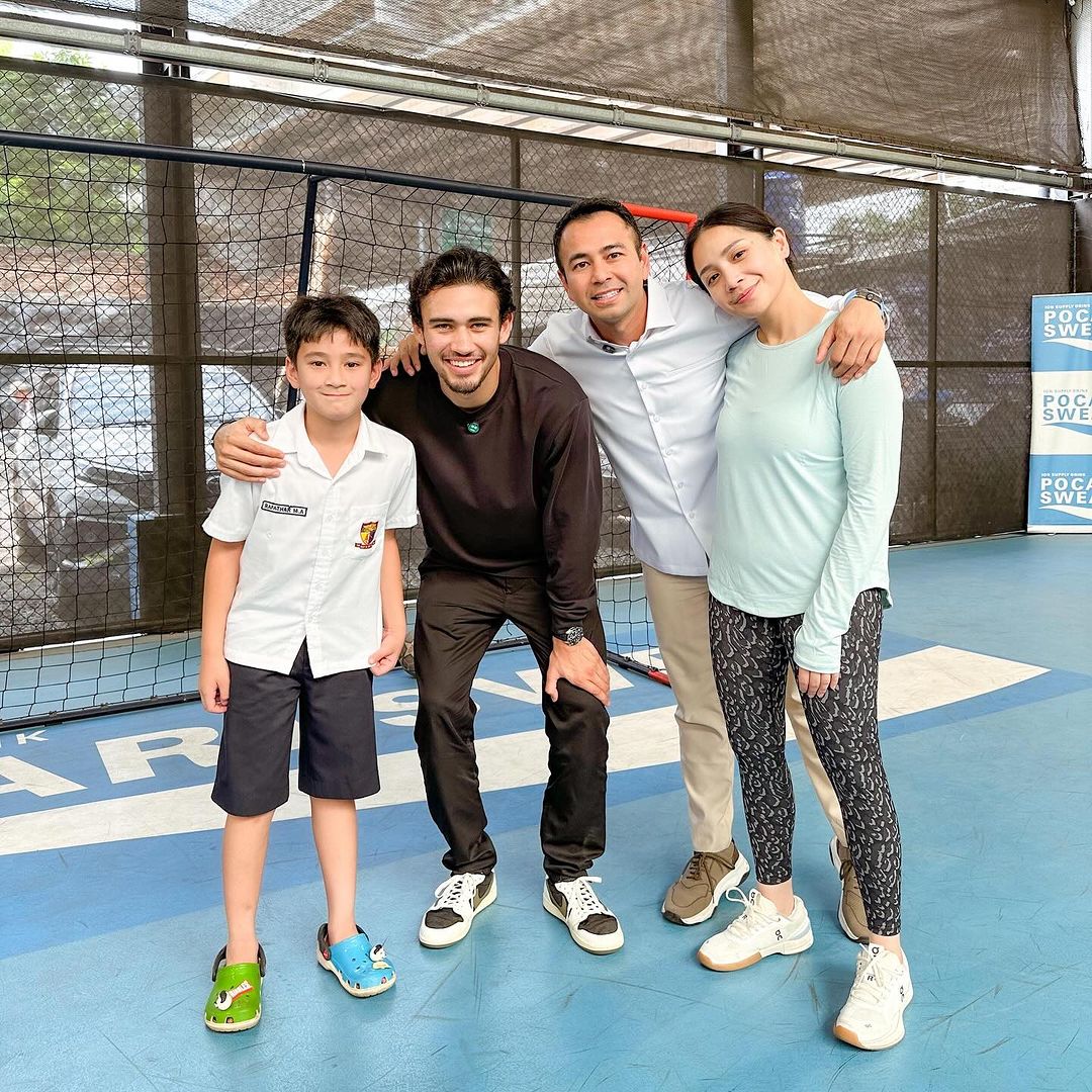 Nathan bermain bola bersama Rafathar (Foto: Instagram/raffinagita1717)