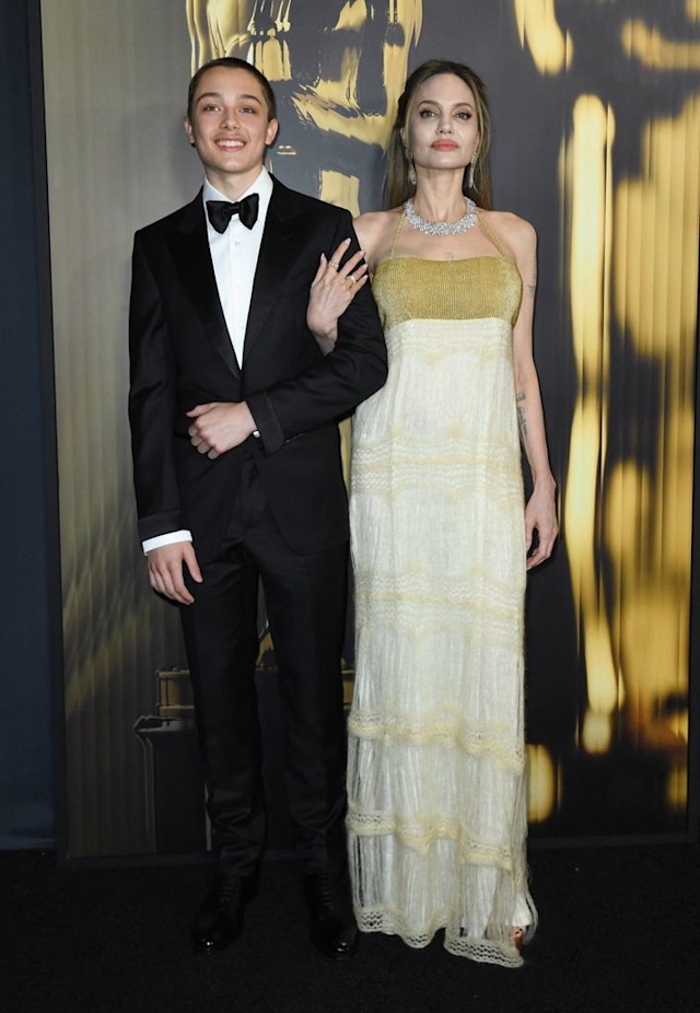 Angelina Jolie dan Knox Jolie-Pitt saat red carpet Governors Awards (Foto: Getty Images)
