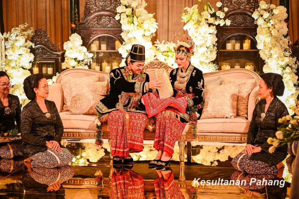 Pengantin saat melakukan salah satu prosesi Upacara Panggih (Foto: Instagram/kesultanan.pahang)