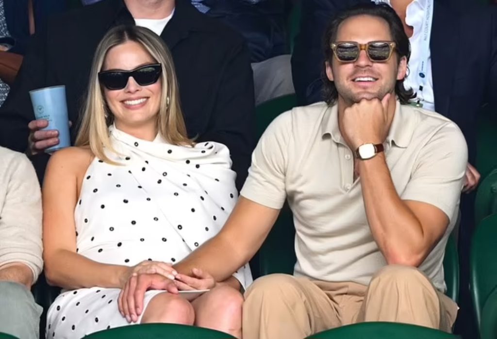 Margot Robbie saat pertama kali muncul dengan baby bump (Foto: Amanda Edwards/Getty Images)