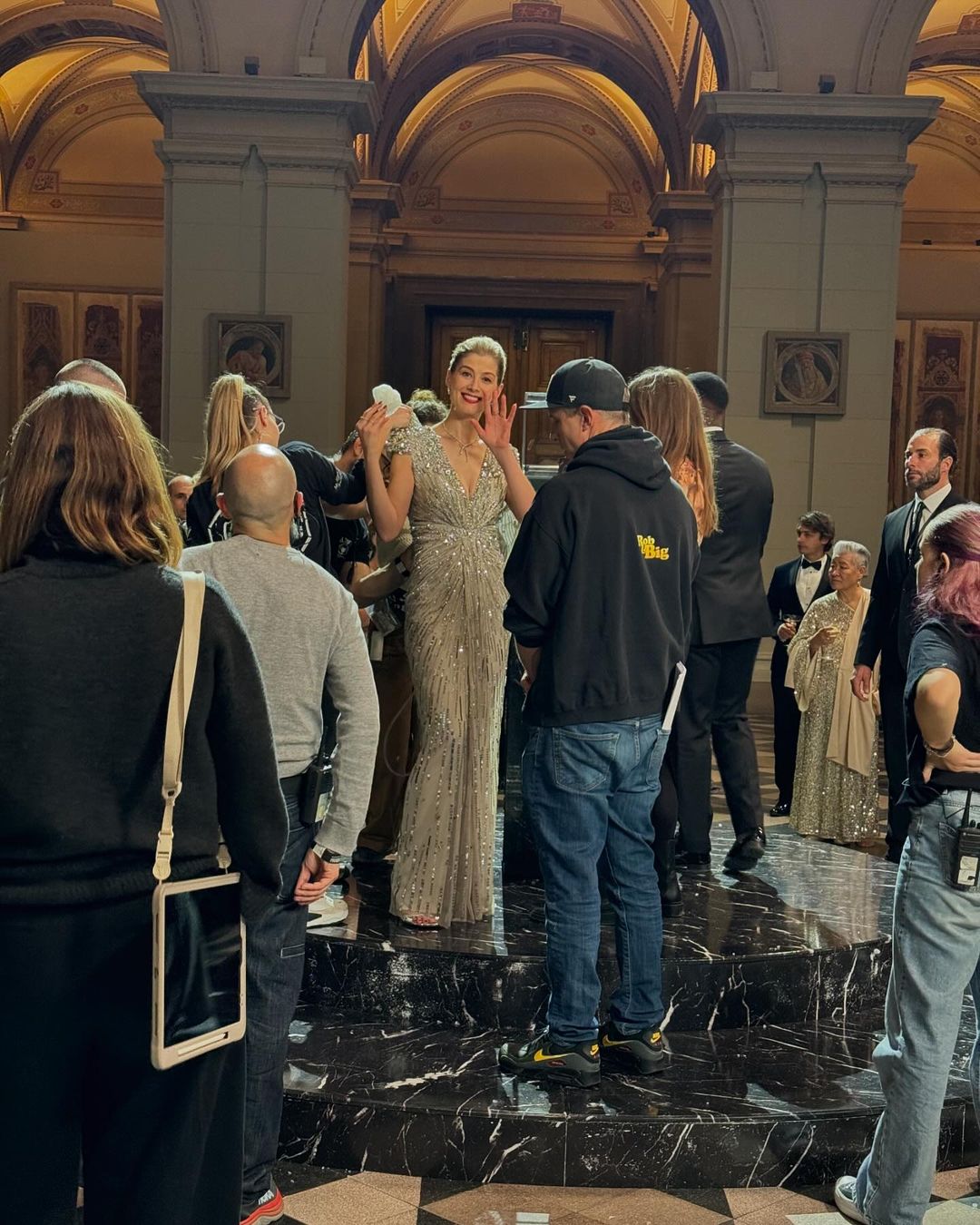 Pemeran baru Rosamund Pike saat proses syuting film (Foto: Instagram/nysmmovie)