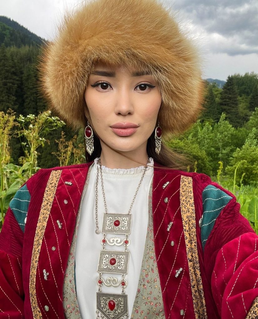 Sabina dalam balutan baju tradisional Kazakhstan (Foto: Instagram/altynbekova_20)