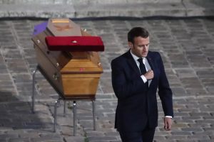 Presiden Prancis Emmanuel Macron juga memberi penghormatan khusus kepada mendiang Samuel Paty. (Foto NET)