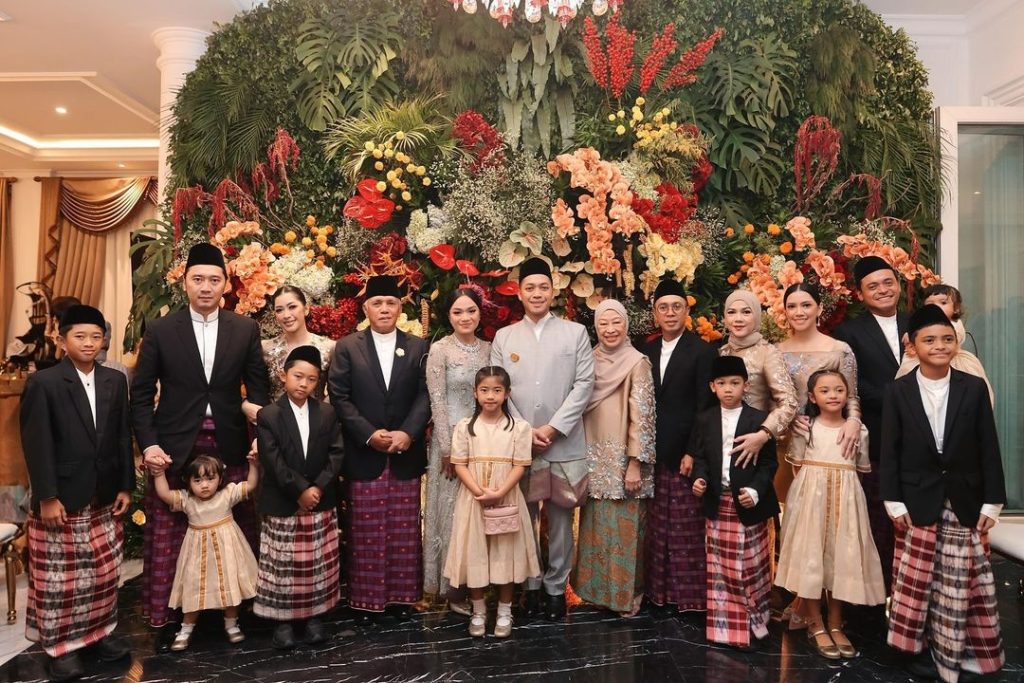 Tamara saat berfoto drngan keluarga Rajasa (Foto: Instagram/ruby_26)