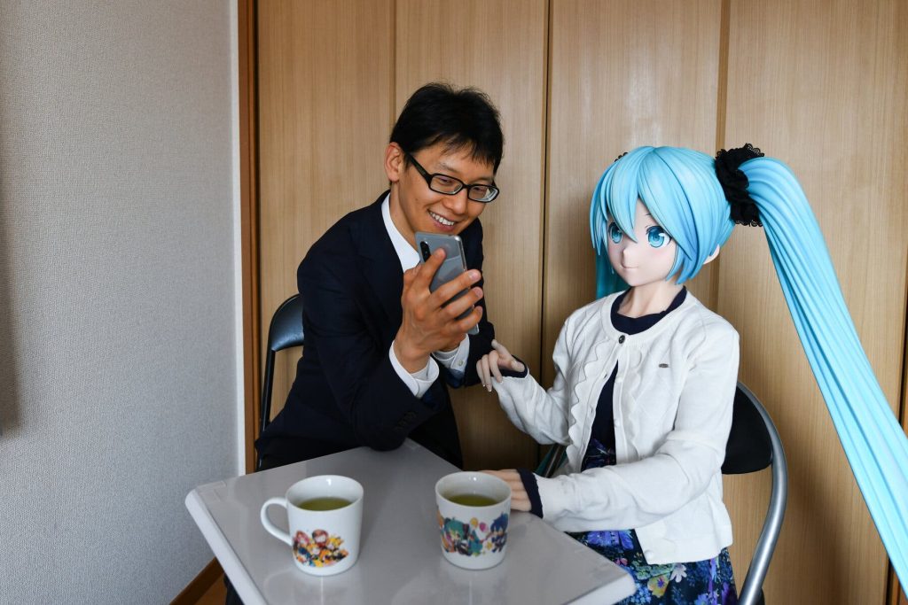 Akihiko Kondo dan Hatsune Miku saat quality time berdua (Foto: Noriko Hayashi/The New York Times)