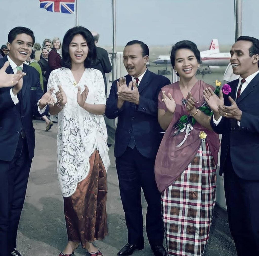 Titiek Puspa (kebaya putih) bergabung dalam ‘The Lenoist’ (Foto: Instagram/hendraadjie81)