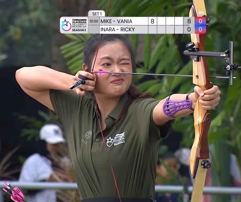 Vania Valencia saat membidik anak panah (Foto: Youtube/SCTV)