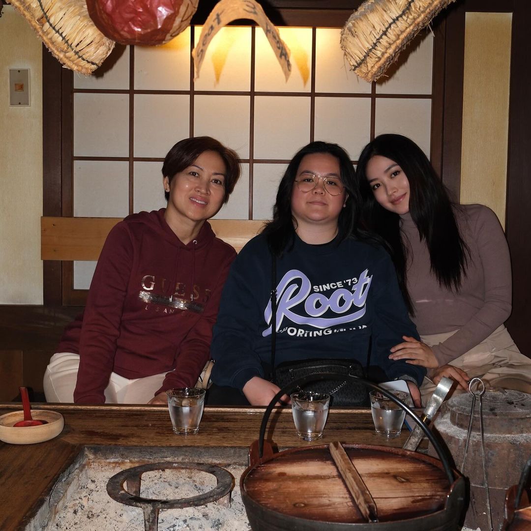 Wilona bersama ibunya Theresia dan adiknya Claresta (Foto: Instagram/natashawilona12)