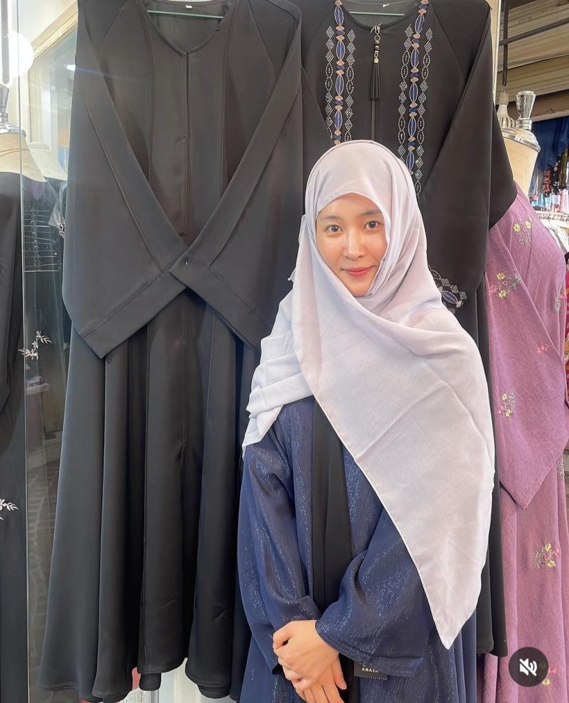Kwon Yuri saat menggunakan hijab, meski berantakkan (Foto: Instagram/yulyulk)