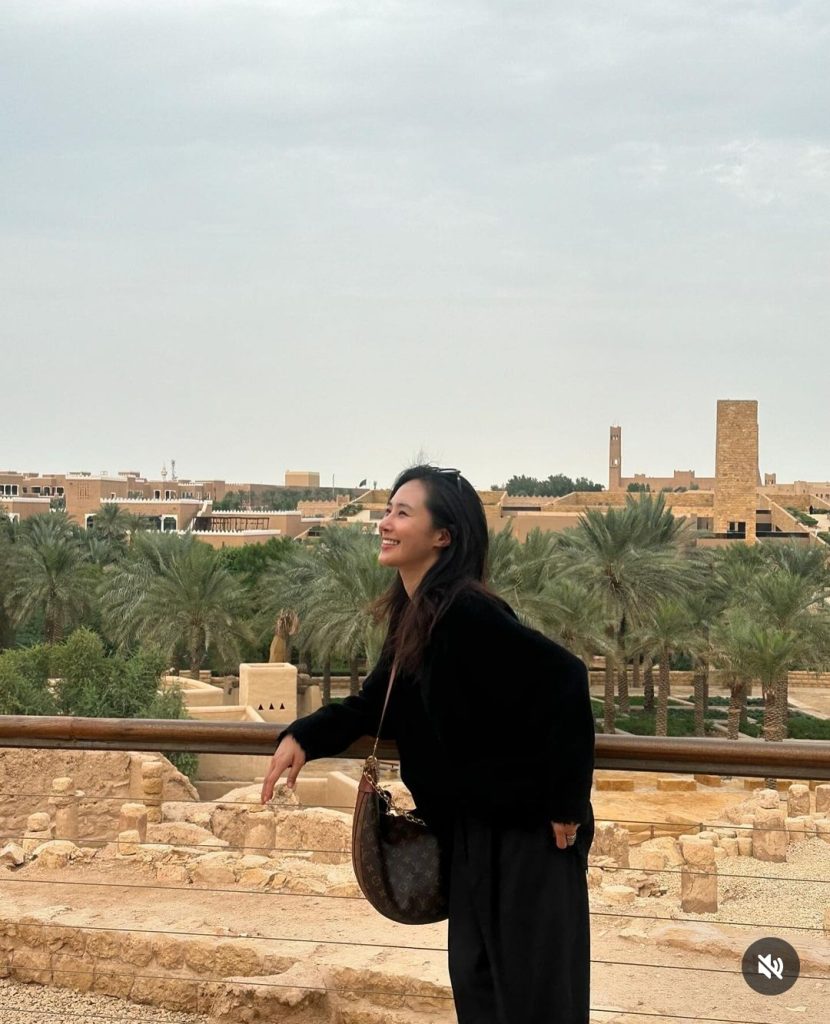 Yuri Girls Generation saat mengunjungi Bujairi Terrace (Foto: Instagram/yulyulk)