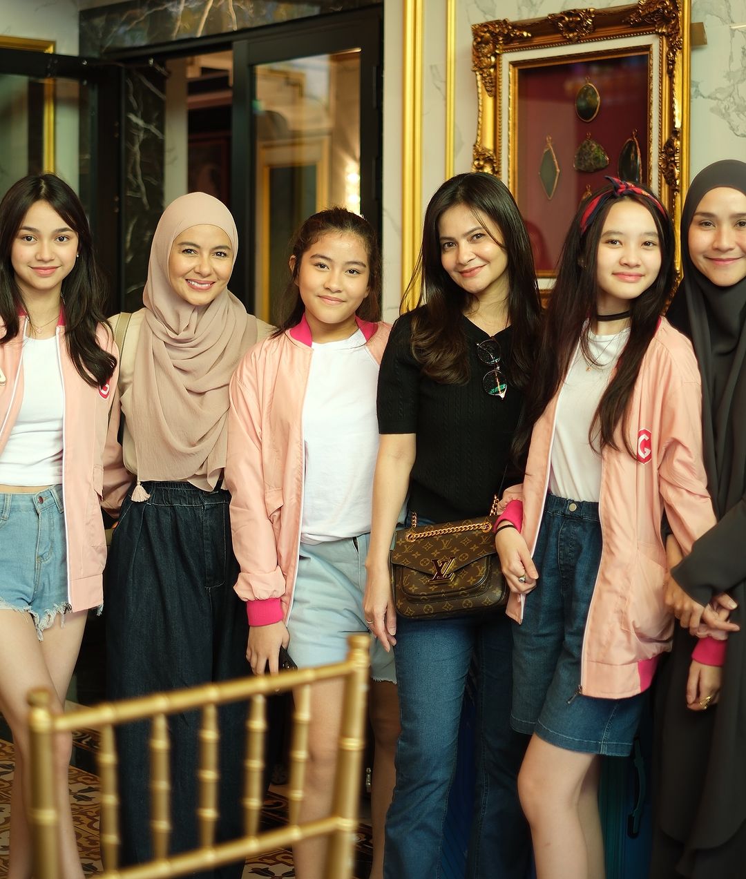 Ibu-ibu artis mendampingi anaknya mengikuti kompetisi (Foto: Instagram/zaskiadyamecca)
