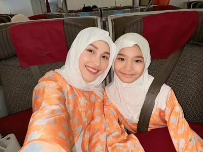 Gaya Ayu Ting Ting saat umrah. Foto : Instagarm/ayutingting92