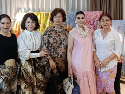 Beberapa sosialita Surabaya saat mengunjungi Jayanata Bazaar Seni Batik dan Rias. (Foto: Ikhsan/Nyata)