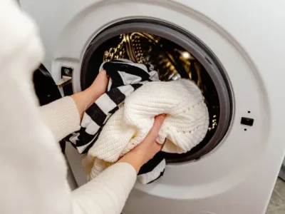 Ilustrasi cuci pakaian rajut. (Foto: iStock)