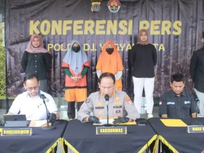 Dua tersangka jual beli bayi ilegal di Yogyakarta saat dihadirkan dalam konferensi pers. Foto : Polda DIY