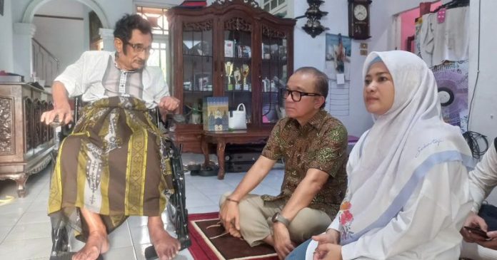 Hamdan ATT berada di atas kursi roda karena stroke yang dideritanya. (Foto: Instagra,/tantowiyahyaofficial)