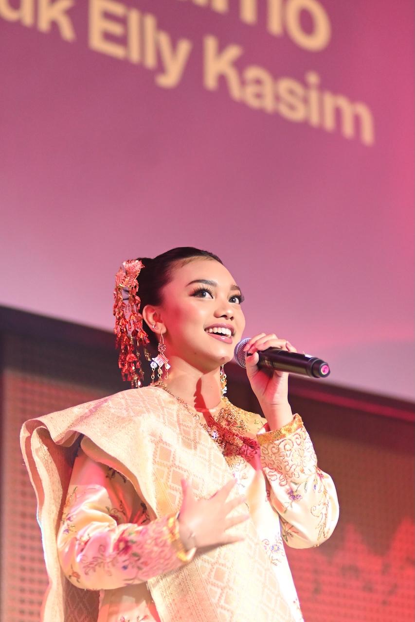 Naura Ayu saat Pertunjukan Badendang Basamo. (Foto: Dok. Galeri Indonesia Kaya)