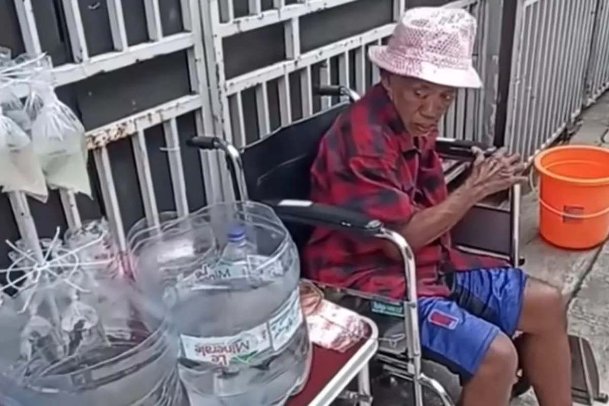 Pak Tarno, pesulap yang sekarang berjualan ikan dan mainan di depan sebuah sekolah. Foto : Tangkapan layar/YouTube