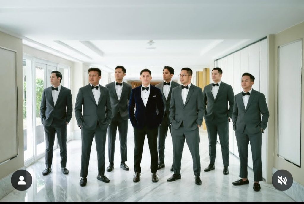 Foto bersama dengan groomsmen (Foto: Instagram/rianardianto)