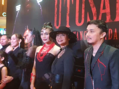Shaarefa Daanish (Dua dari kanan) Perankan Psikiater di Film 'Utusan Iblis : Dia Yang Berada Di Antara Kita'. (Foto: Agnes/Nyata)
