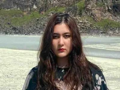 Talitha Curtis selama ini diasuh ibu dan ayah angkat. Foto : Instagram/talithacurtis_
