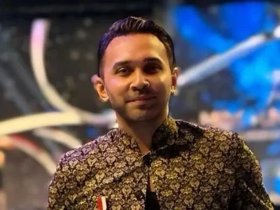 Teuku Zacky terkatung-katung di tengah laut saat liburan ke Labuan Bajo. Foto : Instagram/teukuzacky