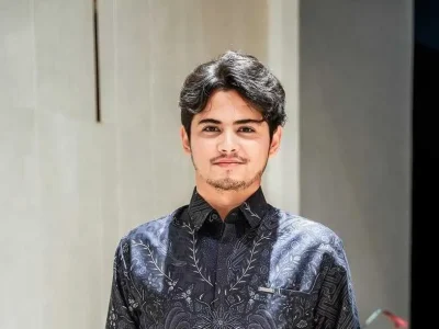 Penampilan terbaru Aliando Syarief bikin gagal fokus. Foto : Instagram/aliandooo
